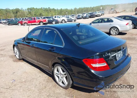 2012 Mercedes-Benz C 250 Luxury/Sport z USA, uszkodzony, nr VIN WDDGF4HB9CA620425